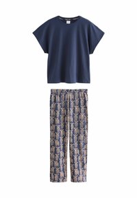 Maglione corto a maniche corte blu navy in cotone abbinato a pantaloni da pigiama a fantasia con un motivo ripetuto di elefanti in tonalità beige e marroni.