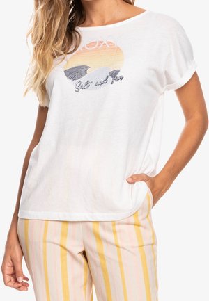 Camiseta blanca de manga corta con un diseño gráfico que presenta olas y el texto "Sal y diversión". Material de algodón suave, corte relajado.