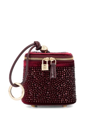 Pequeño bolso de terciopelo burdeos cuadrado decorado con cuentas rojo oscuro, cremallera dorada, dos candados y una correa de cuero para la muñeca con anillo dorado.
