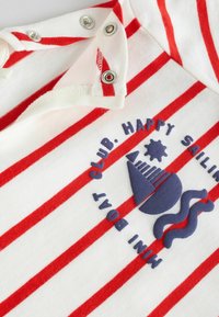 Röd och vit randig bomullsskjorta med rund halsringning, tryckknappar och ett broderat båtdesign med texten "MINI BOAT CLUB. GLAD SEGELSAIL."