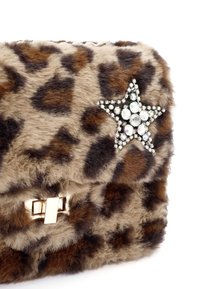 Tasje van nepbont met luipaardprint, voorzien van een met rhinestones versierde steraccent en een gouden sluiting. Gelaagd oppervlak met verschillende kleuren.