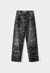 Svarta denimbyxor med graffiti-mönster i olika nyanser av grått. Har en rak benstil, femficka-design och metallbeslag.