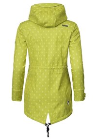 Zielona kurtka wodoodporna z kapturem, zdobiona wzorem odcisków dłoni, z regulowanym w pasie i rozcięciem u dołu dla większej swobody ruchów.