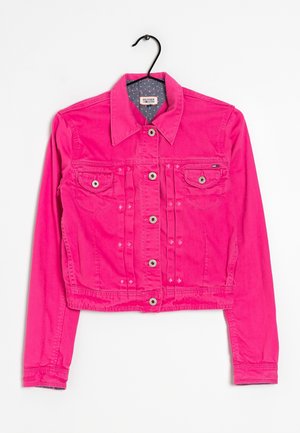 Veste en jean rose vif avec boutons sur le devant, deux poches poitrine à rabats, col pointu et manches longues sur un cintre noir.