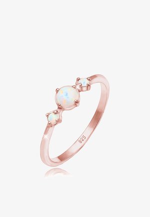 Rose gold ring med tre opalsten: én stor midtersten og to mindre side sten, alle sat i kløer. Markeret "925" for sølv.