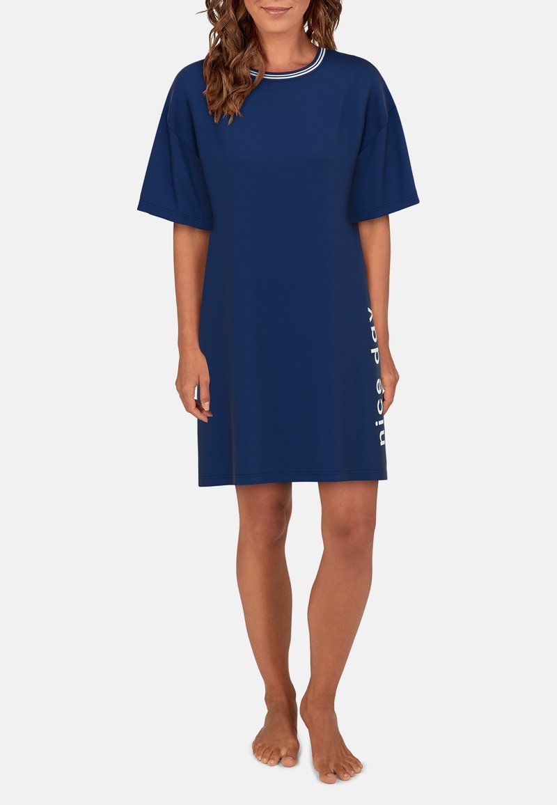 Navyblauwe katoenen T-shirtjurk met korte mouwen, een ronde hals met witte accenten en de tekst "nice day" in het wit aan de zijkant gedrukt.