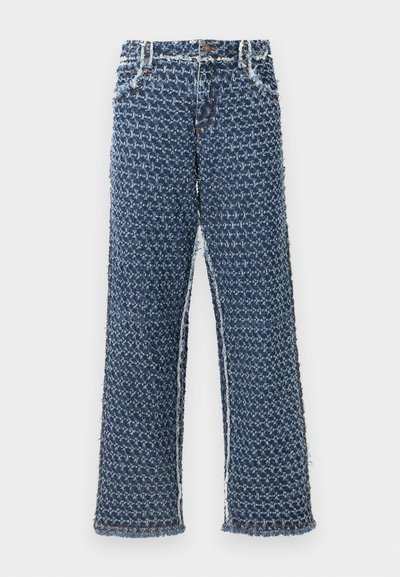Denim laiad jalgadega püksid on valmistatud tekstuursest sinisest materjalist, millel on mustriline disain. Servad on lõhikud, pükstel on viis taskut ja metallist riistvara.
