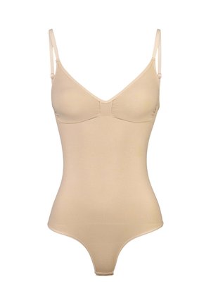 Beżowy kombinezon wykonany z gładkiej tkaniny z regulowanymi ramiączkami, dekoltem w kształcie litery V, miseczkami z fiszbinami i stringami na dole.