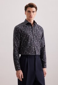 Camicia a maniche lunghe con bottoni di colore blu scuro con una fantasia paisley bianca e grigia. Realizzata in tessuto liscio con colletto classico.