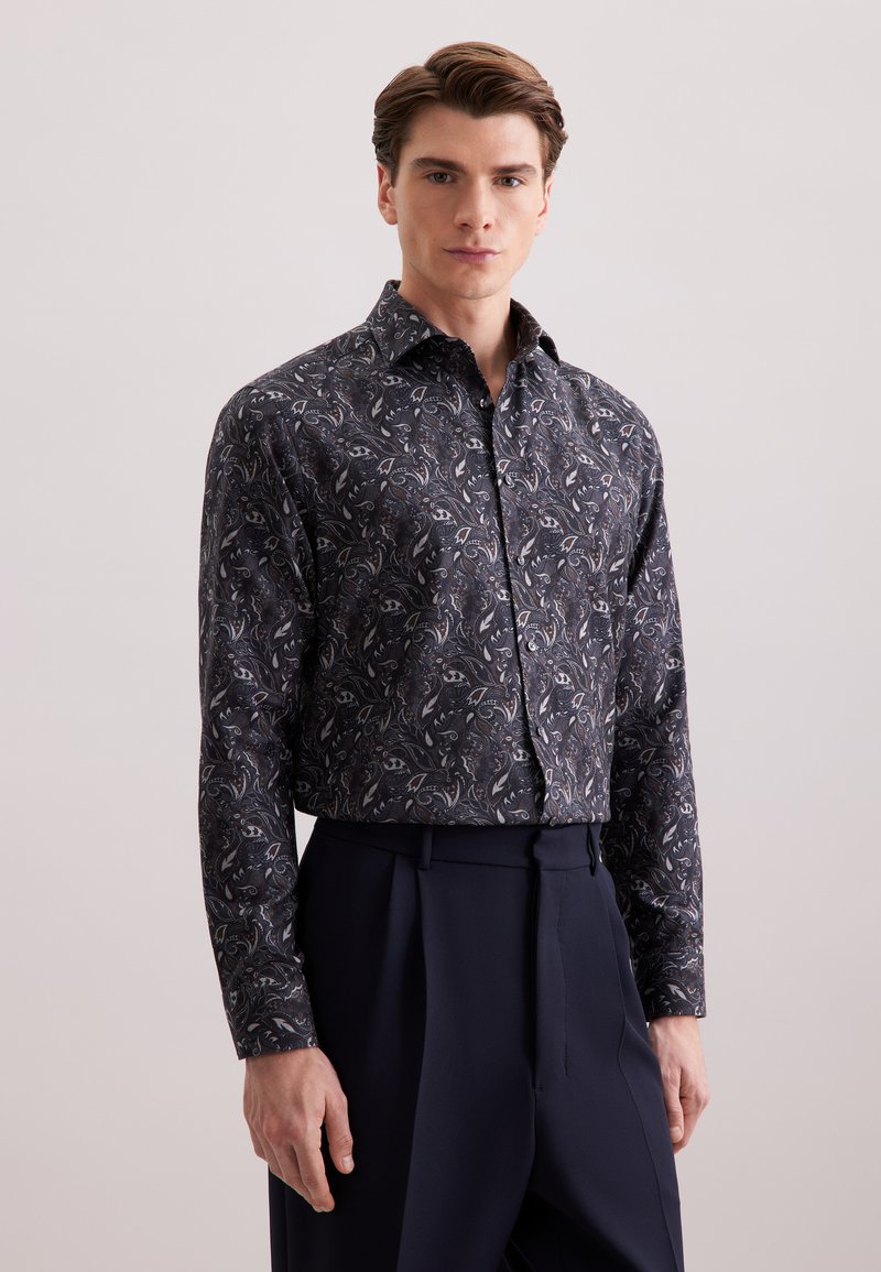 Camicia a maniche lunghe con bottoni di colore blu scuro con una fantasia paisley bianca e grigia. Realizzata in tessuto liscio con colletto classico.