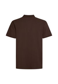 Brązowa koszulka polo z krótkim rękawem, wykonana z miękkiego materiału, z klasycznym kołnierzykiem i prostym krojem bez wzorów lub akcentów.