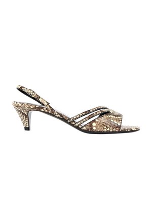 Lav kitten-heel sandal med åben tå, ankelrem og brunt slangeskindsprint.