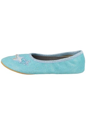 Lichtblauwe platte schoen met een gestructureerd oppervlak, voorzien van een witte geborduurde design op de neus en een flexibele tan zool.