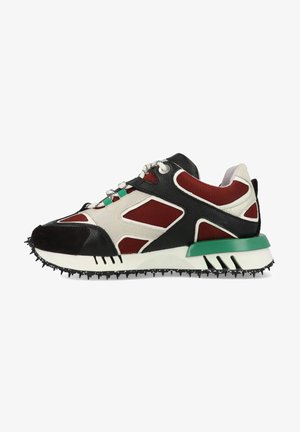 Sportlicher Sneaker in schwarz, rot und weiß, aus strukturiertem Leder und Mesh, mit grünen Akzenten und einer genoppten Sohle.