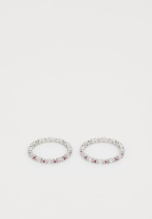 Boucles d'oreilles en argent avec des cristaux clairs et roses alternés dans un design géométrique. Fini lisse et brillant avec une fermeture sécurisée.