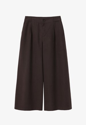 Culottes larges marron foncé avec plis devant, poches latérales, taille avec fermeture par bouton et un ourlet tombant à mi-mollet.