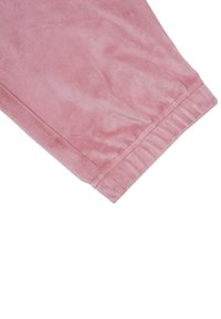 Zacht roze velours stof manchet met gestikte elastische zoom, ontworpen om snug om de pols of enkel te passen voor comfortabel dragen.