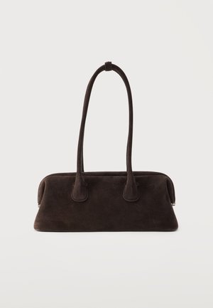 Borsa a tracolla in suede marrone scuro con manici lunghi e arrotondati e corpo rettangolare leggermente affusolato, su uno sfondo bianco uniforme.