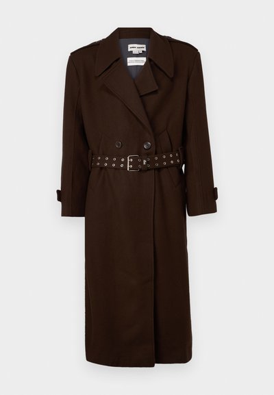 Trench coat castanho de duas fileiras de botões com cintura cinto, feito de um tecido estruturado, apresentando epaulettes nos ombros e tiras nos pulsos.