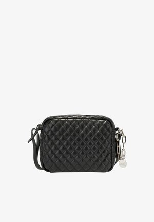 Borsa a tracolla in pelle nera trapuntata con hardware argentato, chiusura con zip e un'accoppiatura a catena sul lato. Forma rettangolare con tracolla regolabile.