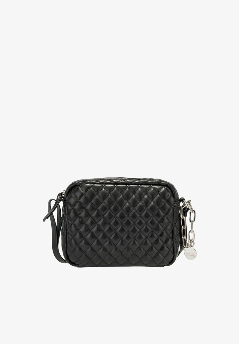 Quilttet sort læder crossbody taske med sølvfarvet hardware, lynlåslukning og en kædeaccent på siden. Rektangulær form med justerbar rem.
