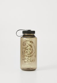 Prozirna smeđa Nalgene boca za vodu s crnim poklopcem na navoj, mjernim oznakama u bijeloj boji i spiralnim uzorkom otisnutim duž bočne strane.