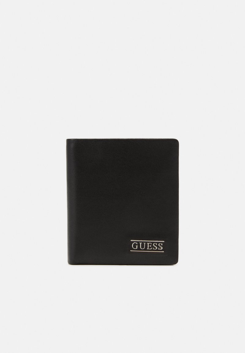 Portafoglio in pelle nera con una texture liscia, caratterizzato da un logo argentato "GUESS" sul davanti. Forma rettangolare con angoli arrotondati.
