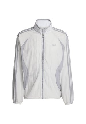Leichte weiße Zip-Jacke mit grauen Akzenten, ausgestattet mit elastischen Bündchen, einem Stehkragen und drei grauen Streifen entlang der Ärmel.