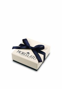 Scatola regalo quadrata di colore crema con un nastro di raso blu navy. Presenta il nome del marchio "Morellato" in lettere nere in grassetto su un lato. Design minimalista.