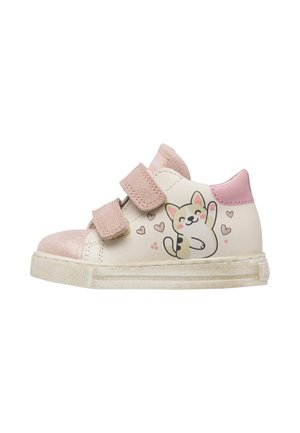 Sneaker per bambini crema e rosa con due strap in velcro e un gatto dei cartoni animati sorridente con cuori sul lato.