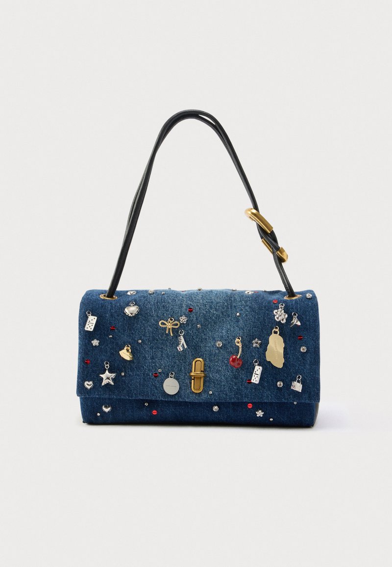 Borsa in denim con patta, tracolla nera e dettagli dorati. Decorata con ciondoli assortiti e strass di vari colori.