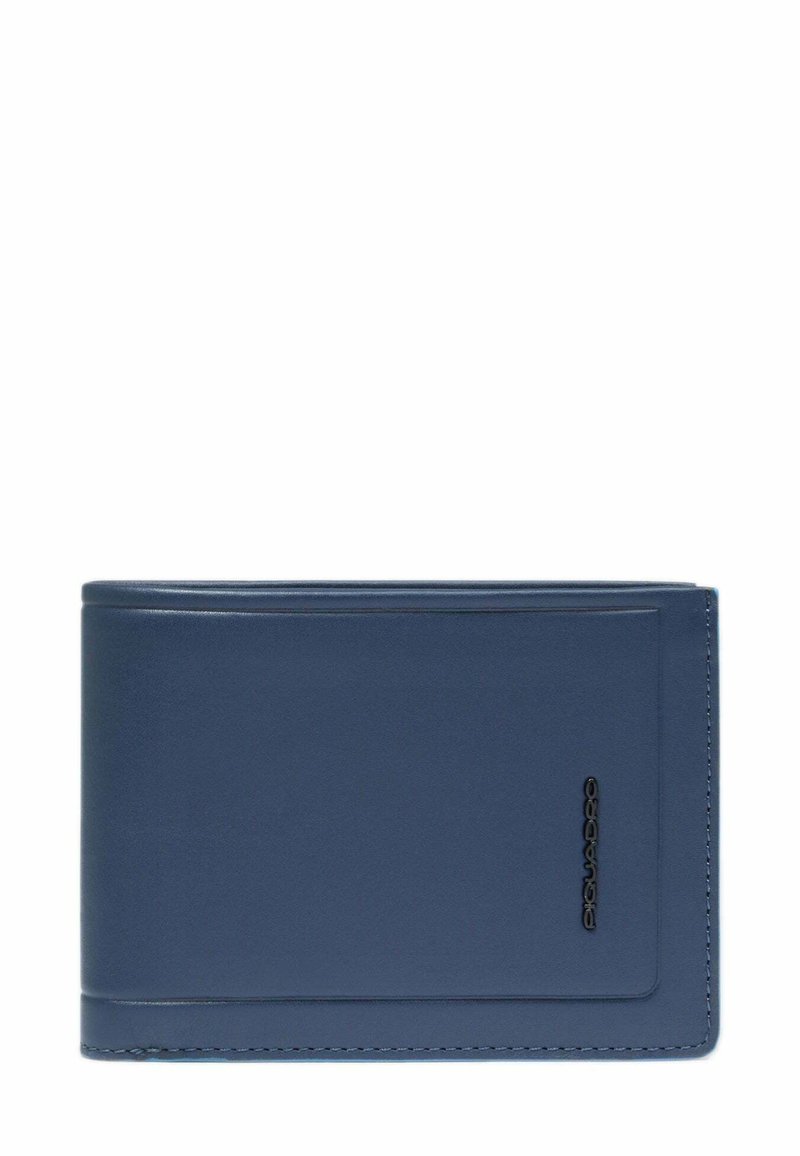 Cartera de cuero azul con costuras visibles y un pequeño logo negro en la esquina inferior derecha, sobre un fondo blanco.