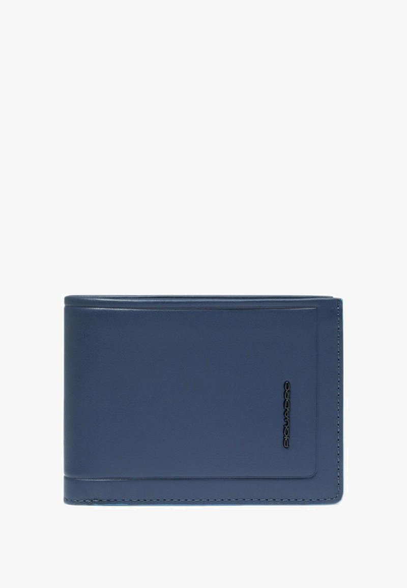 Cartera de cuero azul con costuras visibles y un pequeño logo negro en la esquina inferior derecha, sobre un fondo blanco.