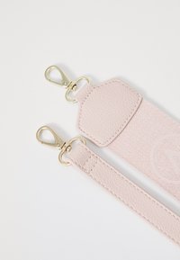Sangle en cuir rose avec quincaillerie métallique dorée ; présente une surface texturée et une section lisse avec un détail de logo. Deux mousquetons attachés.