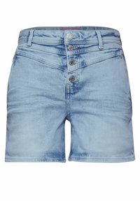 Shorts de mezclilla en un lavado azul claro, con cierre de cinco botones, un ajuste clásico y un ligero desteñido. El material parece suave con una ligera textura.