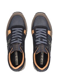 Baskets navy et marron avec un dessus en cuir texturé et en mesh, bout arrondi, lacets gris et logo sur le côté.