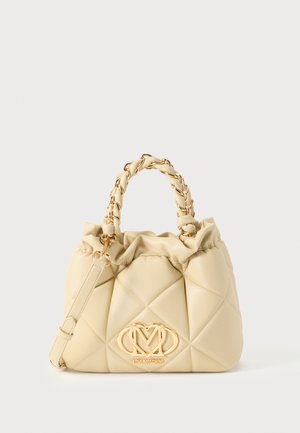 Beige gesteppte Handtasche mit gerafftem oberen Rand, goldener Kettenhenkel und auffälligem Logodetail. Abnehmbarer Schulterriemen inklusive.