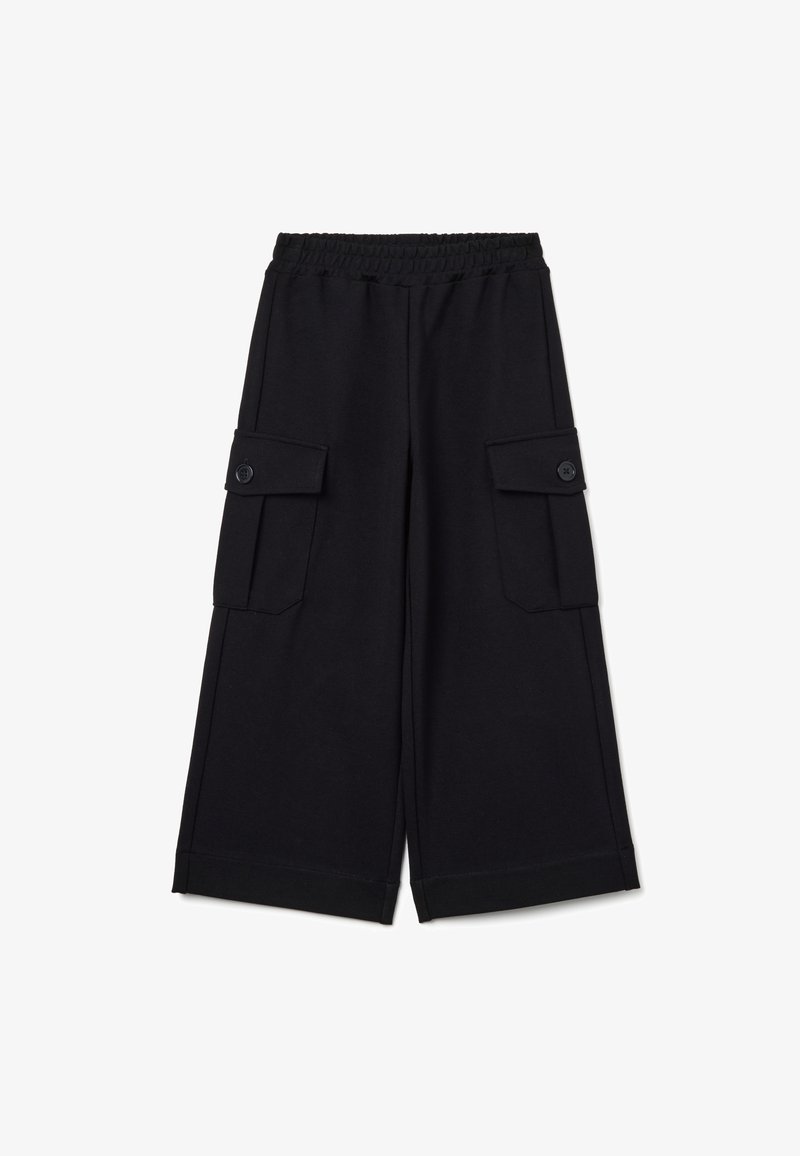 Zwarte cargobroek met een elastische tailleband, twee zijklep pockets en een wijd broekontwerp. Gemaakt van zachte stof met een gladde textuur.