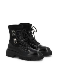 Botines de cuero negro con paneles lisos y texturizados, puntera redonda, suela gruesa de taco y herrajes de lazada metálicos.