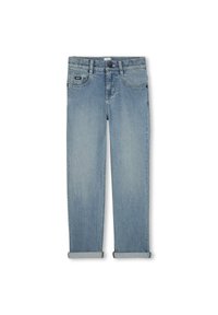 Jeans de mezclilla azul claro con un corte recto, que cuentan con dos bolsillos frontales, un pequeño parche con el logo y dobladillos enrollados al final.