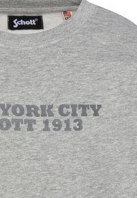 Felpa grigia in misto cotone. Presenta un collo rotondo e una grafica "NEW YORK CITY SCHOTT 1913" in grigio scuro sulla parte anteriore.