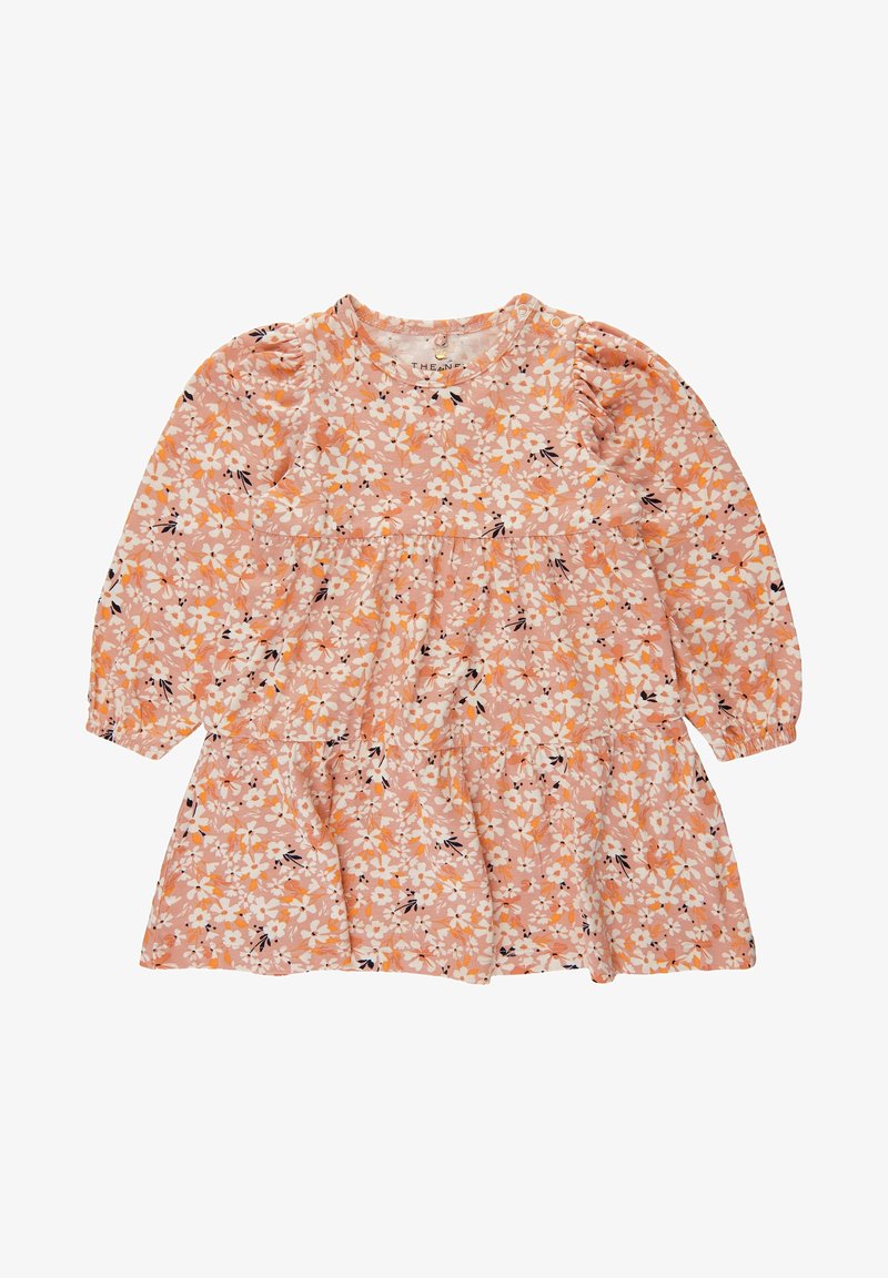 Brzoskwiniowa sukienka w kwiaty z bufiastymi długimi rękawami, warstwowymi falbanami i okrągłym dekoltem. Posiada białe i pomarańczowe kwiaty na jasnym tle.