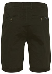 Shorts en coton vert foncé avec une texture lisse, dotés de deux poches arrière à fermeture par bouton et d'ourlets retroussés.