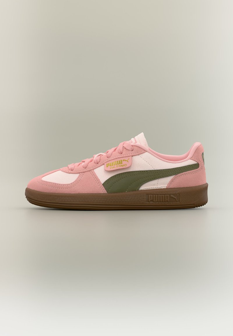 Χαμηλού προφίλ αθλητικό παπούτσι Puma σε ροζ σουέντ και λευκό ύφασμα με ελιά ρίγα και καφέ λαστιχένια σόλα, εμφανίζεται σε πλάγια όψη.