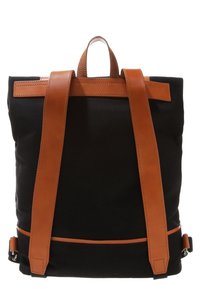 Svart kanvasryggsäck med bruna läderremmar, en strukturerad form, handtag upptill och en horisontell läderdetalj längst ner.