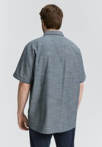 Kortekorte mouw shirt van structured grijs stof, met een klassieke kraag en een rechte zoom, een relaxed fit en zijsplitten.
