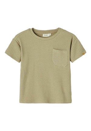 Krótki rękaw koszulki w jasnym oliwkowym zielonym kolorze, prążkowana faktura, okrągły dekolt, z naszywaną kieszonką na lewej piersi, mały akcent logo na rękawie.