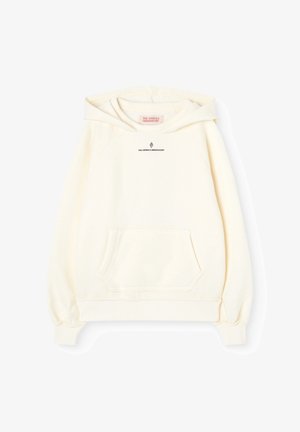Sudadera color crema hecha de tela suave, con un bolsillo delantero, puños acanalados y un logo bordado en negro en el pecho.