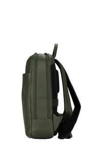 Sac à dos en cuir vert avec deux compartiments zippés, une poche latérale, des bretelles rembourrées en mesh et un fond renforcé avec des coutures décoratives.