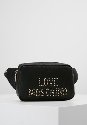 Musta teksturoitu nahkainen vyölaukku, jonka etupuolella hopeiset niitit muodostavat tekstin "LOVE MOSCHINO" ja yläosassa vetoketjukiinnitys.